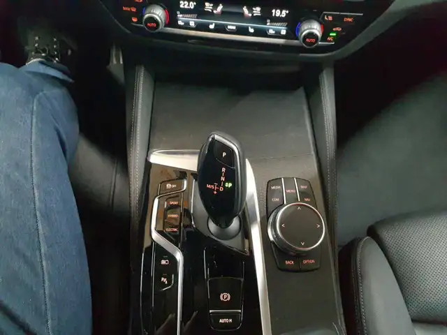 BMW 5 Series view 10