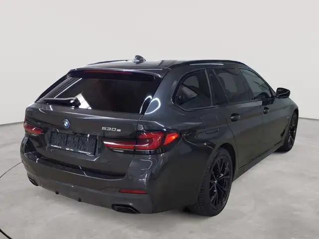 BMW 5 Series view 4