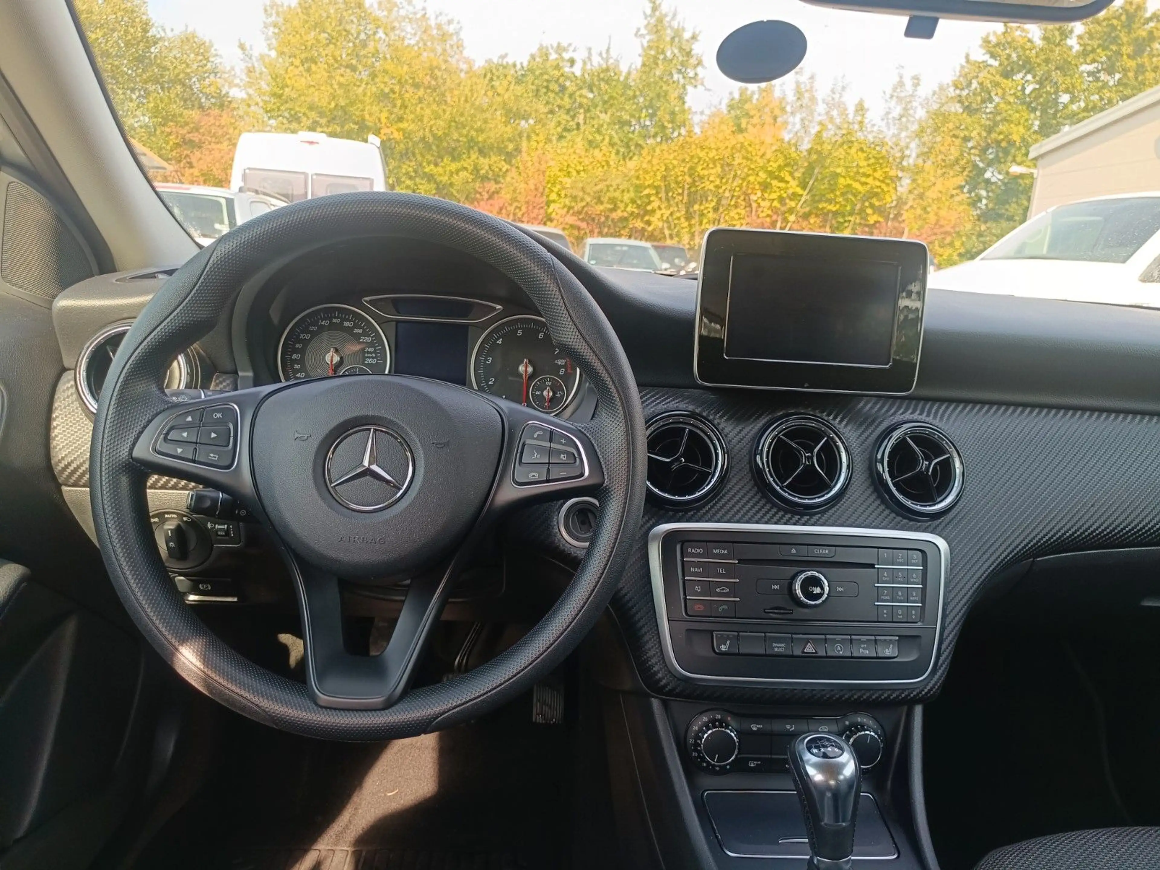 Mercedes-Benz GLA 180 — photo 14