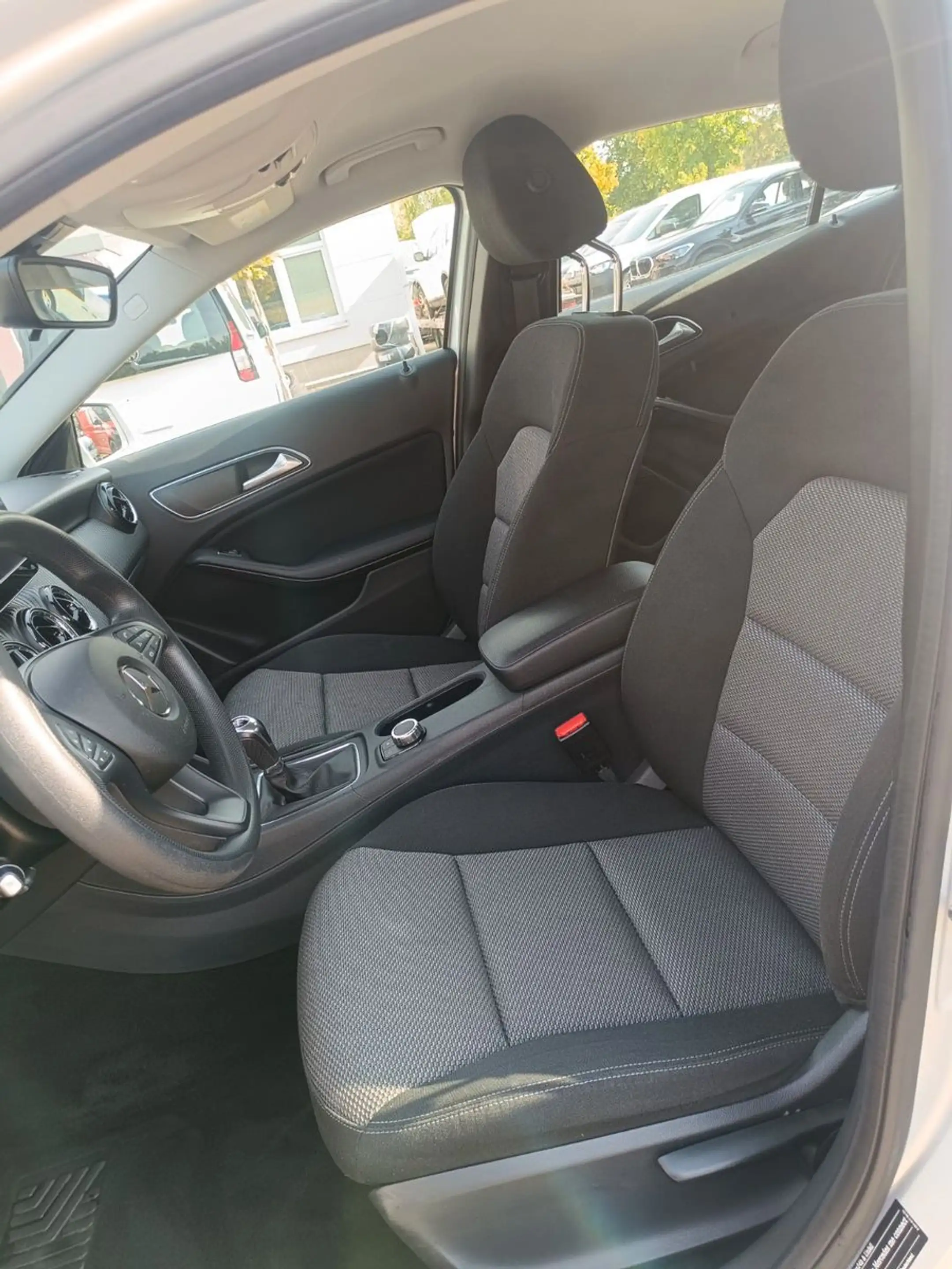 Mercedes-Benz GLA 180 — photo 10