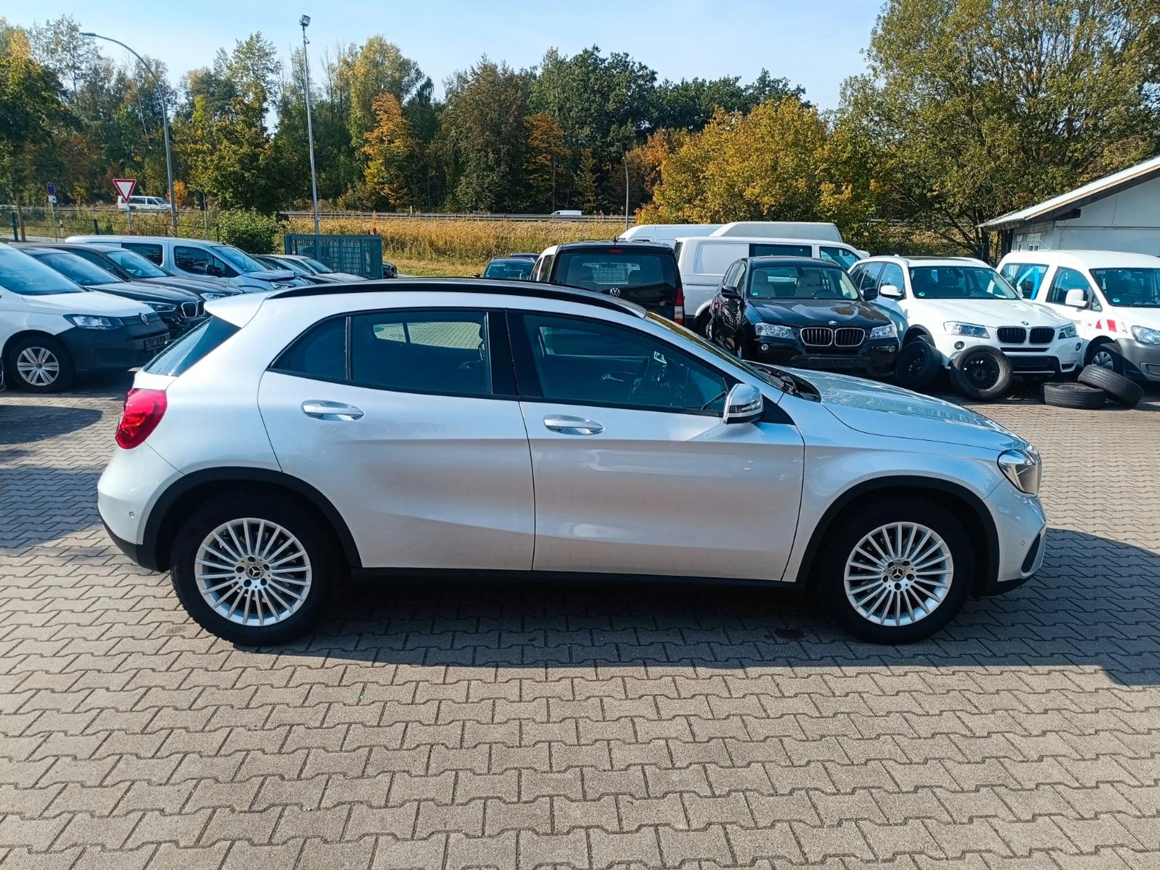 Mercedes-Benz GLA 180 — photo 2
