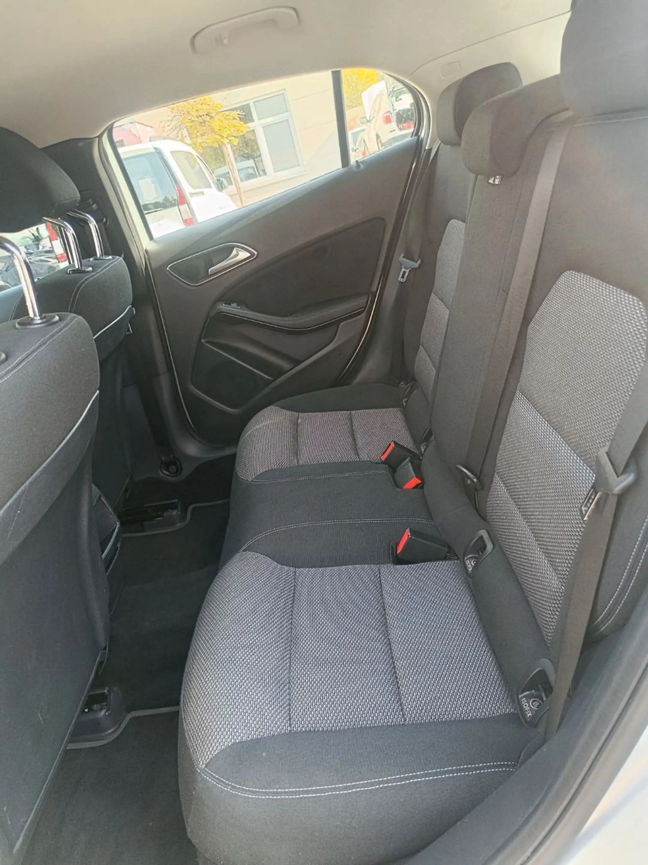Mercedes-Benz GLA 180 — photo 13