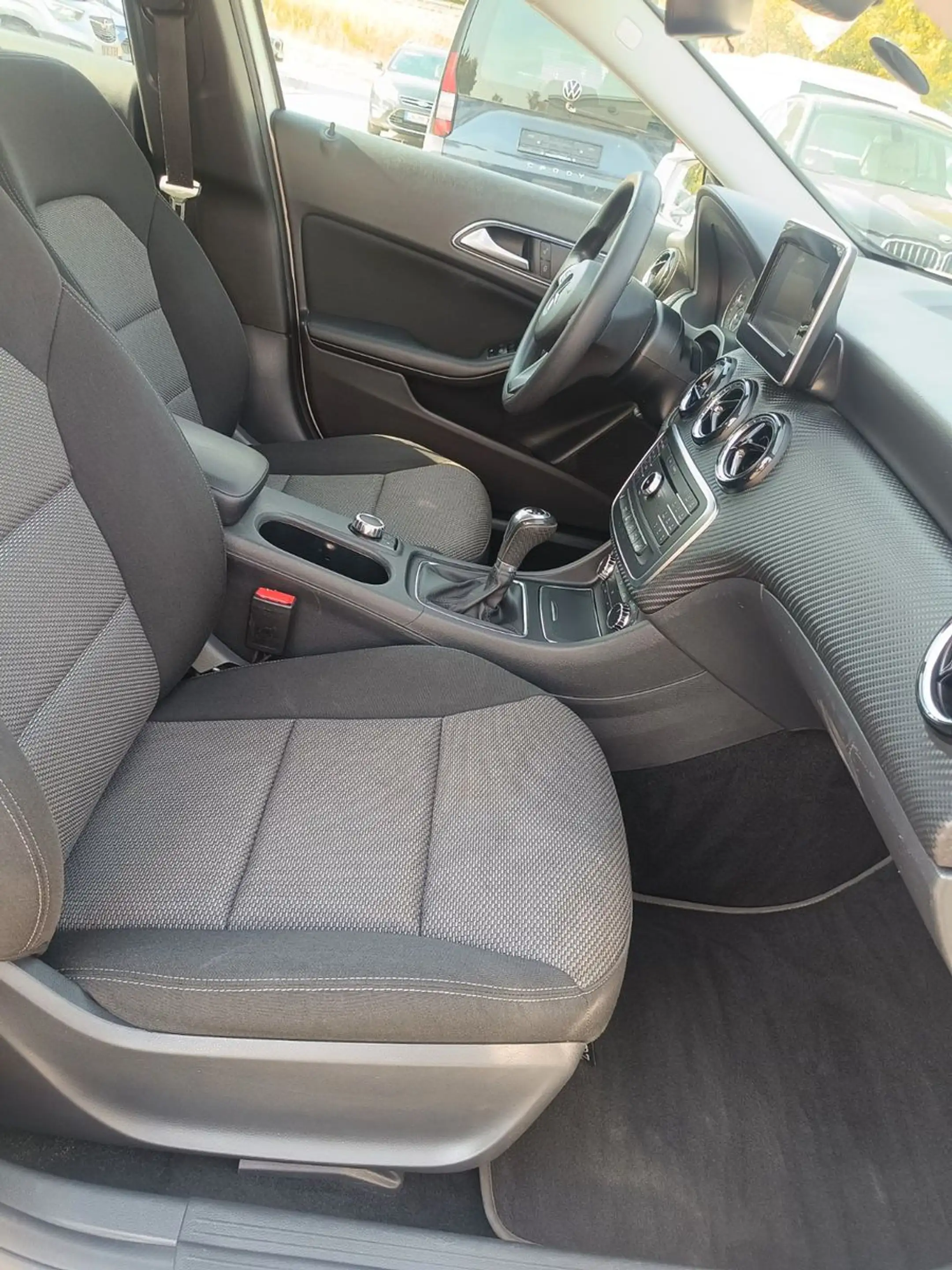 Mercedes-Benz GLA 180 — photo 11