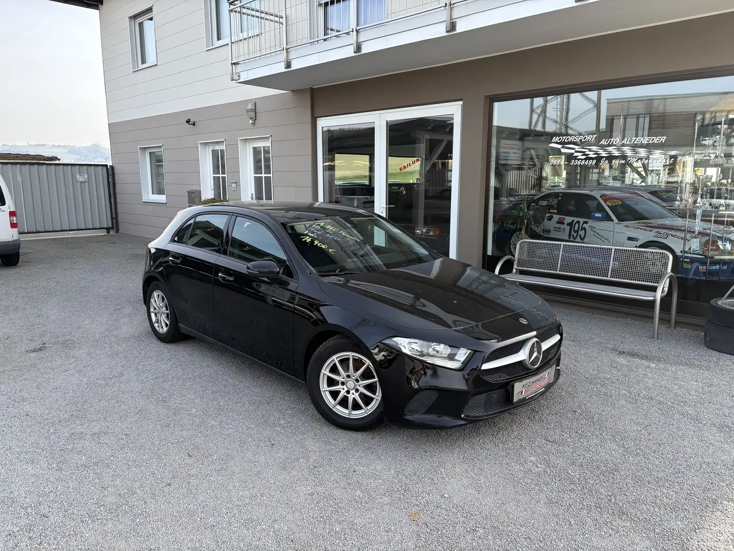Mercedes-Benz A 160 *1.BESITZ*NAVI*RÜCKFAHRKAMERA*MBUX*TEMP* Schwarz - 1