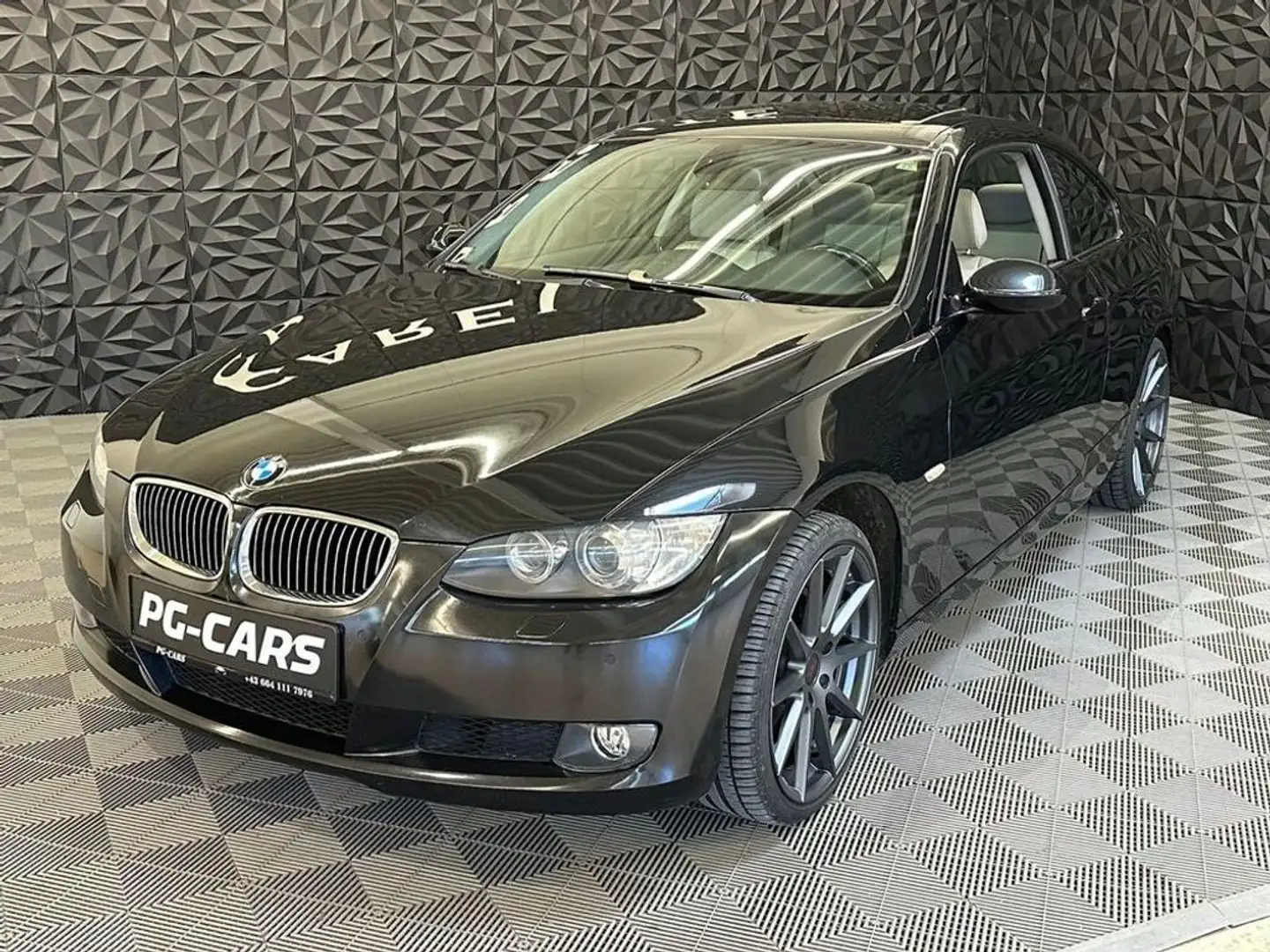 BMW E92 330i xDrive Zwart - 2