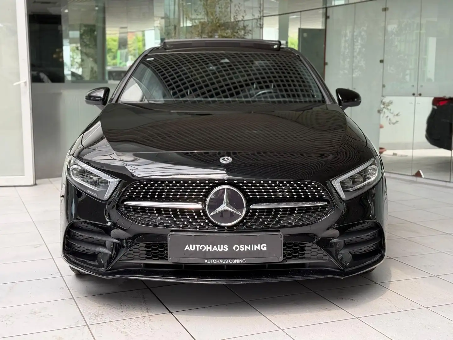 Mercedes-Benz A 250 e Lim. AMG PANO AMBIENTE WIDESCREEN STHZ Zwart - 2