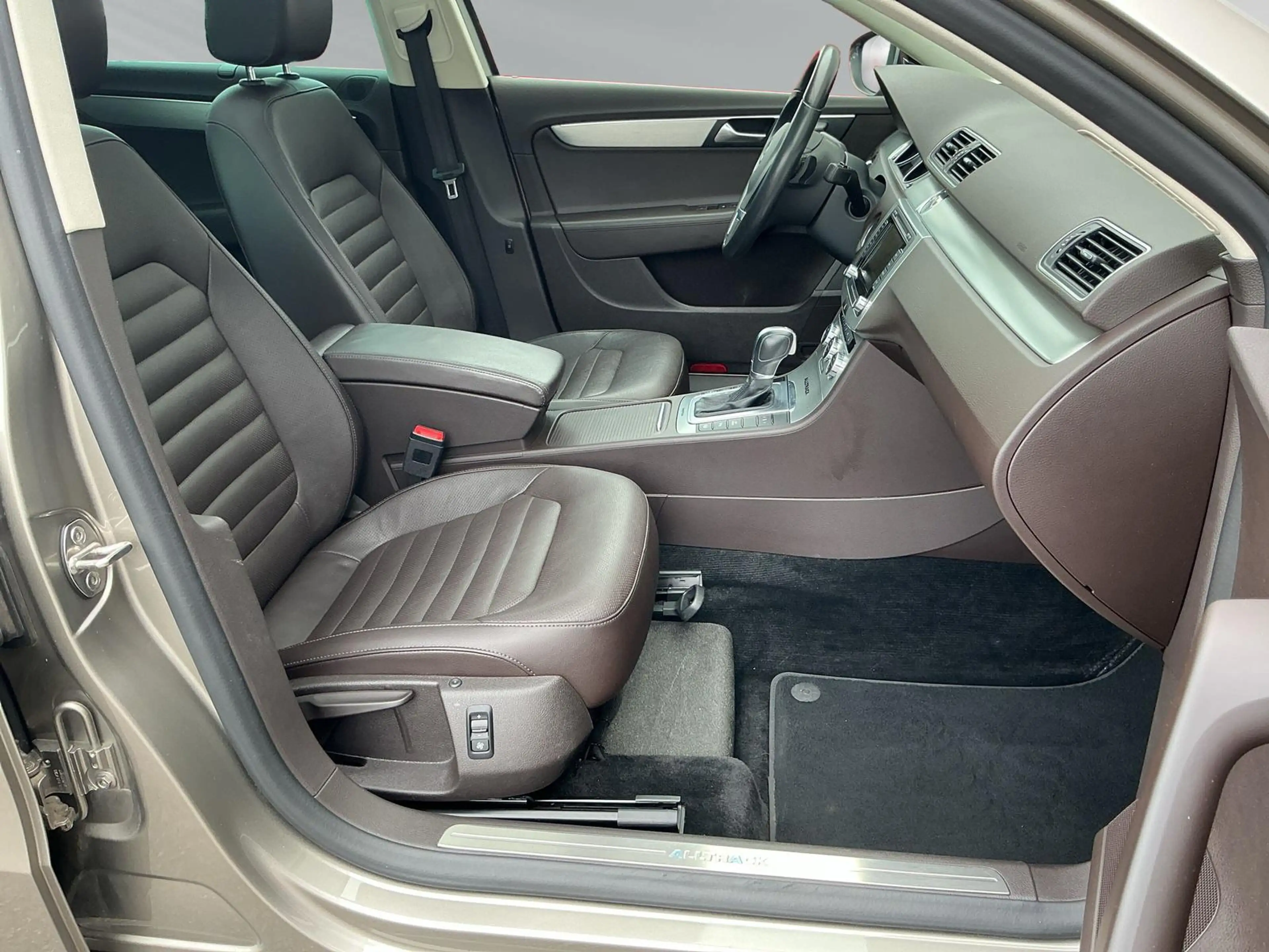 Volkswagen Passat Alltrack 2.0 TSI DSG XEN PAN NAV DYN RFK — photo 10