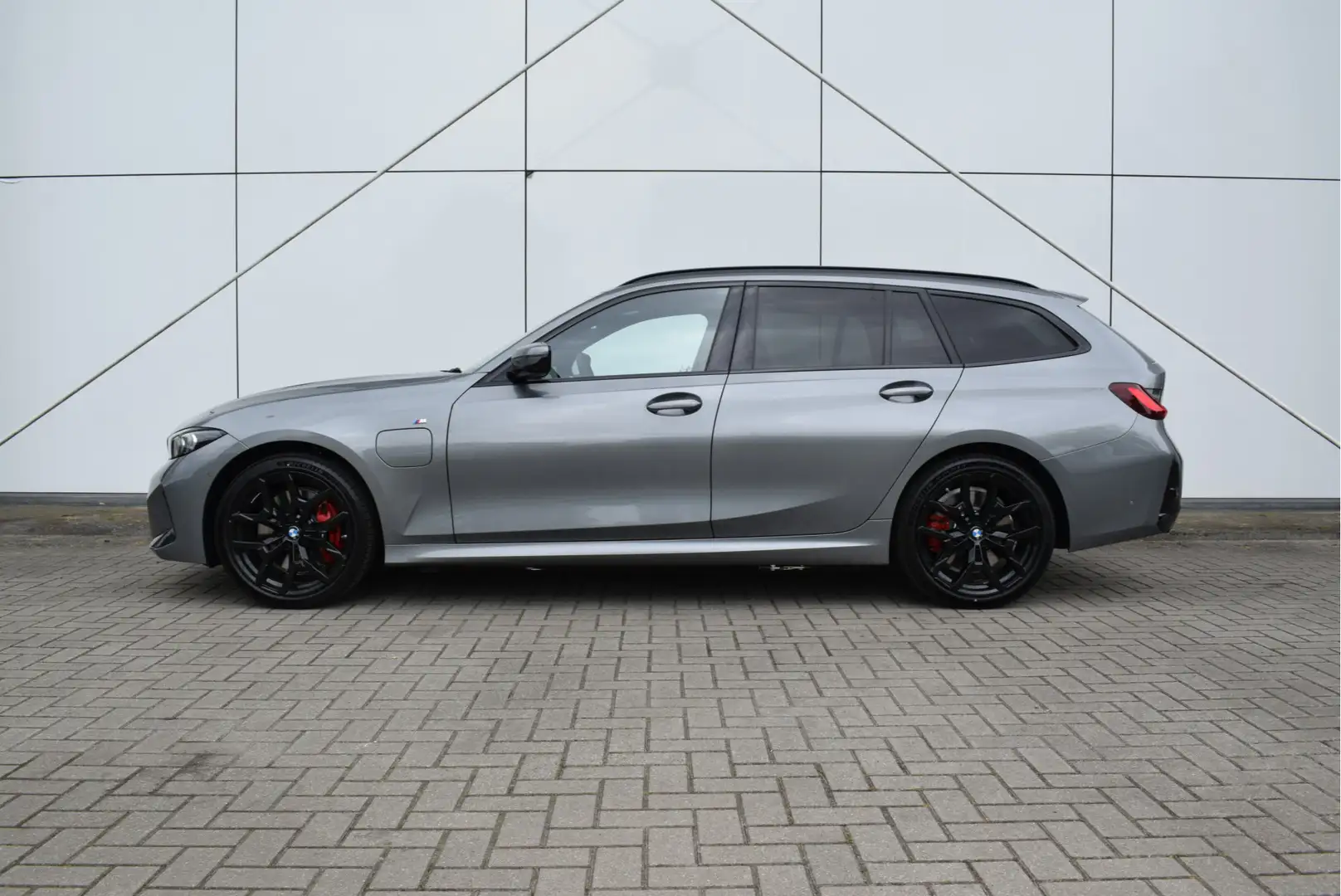BMW 330 3 Serie Touring 330e High Executive M Sport Automa Grijs - 2