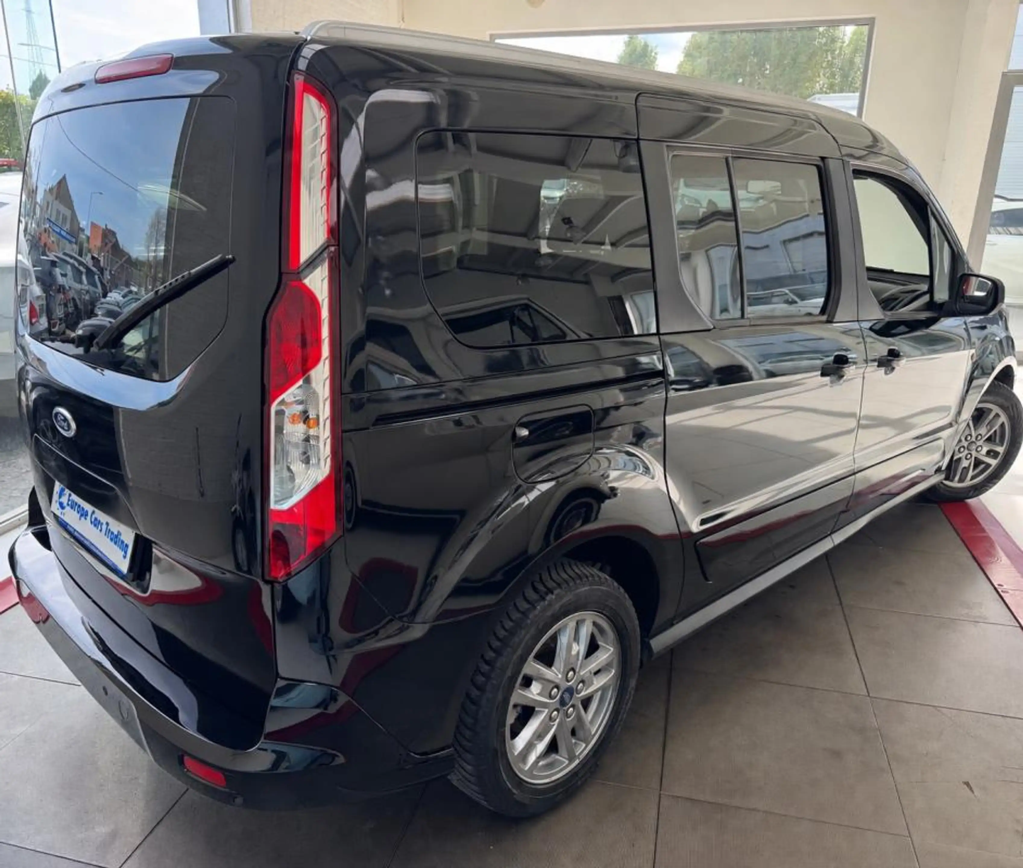 Ford Tourneo CONNECT 120CH CARPLAY 1ÈRE MAIN 7PLACES GAR 12M — photo 2