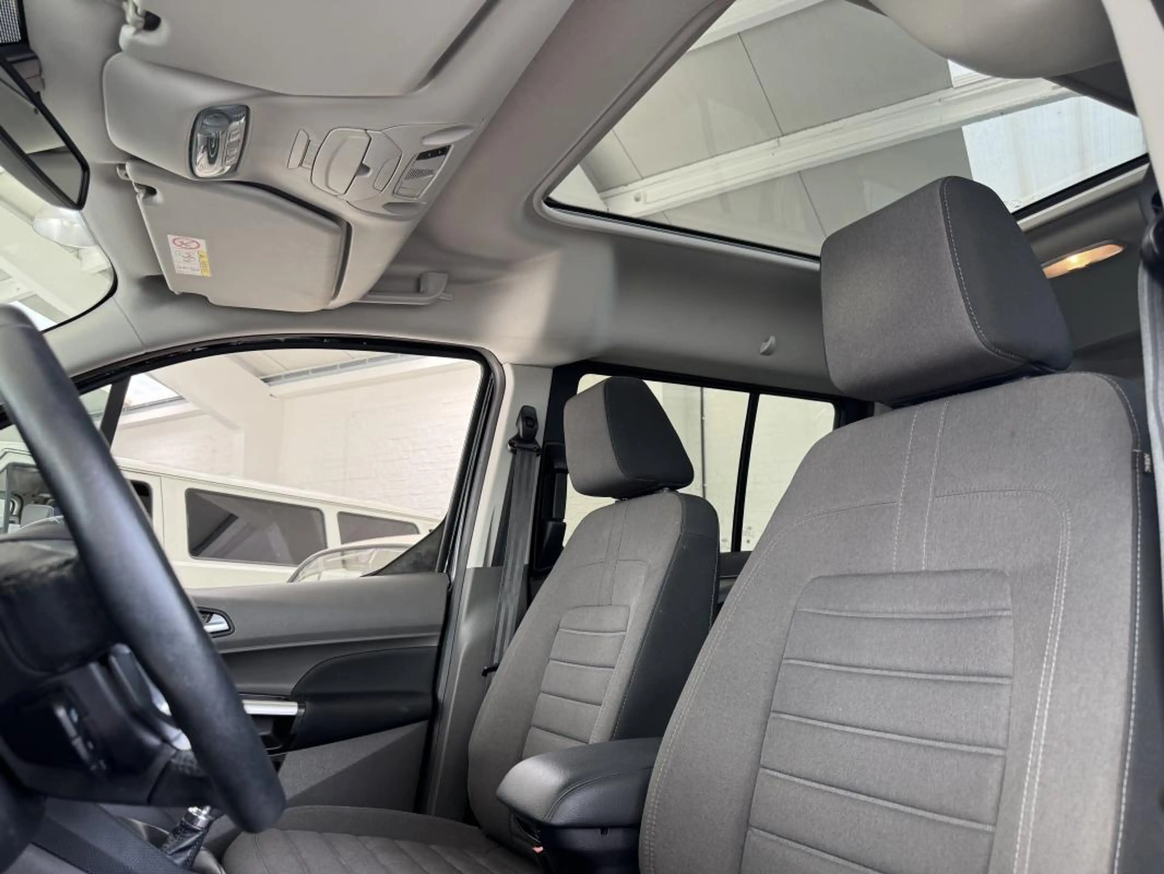 Ford Tourneo CONNECT 120CH CARPLAY 1ÈRE MAIN 7PLACES GAR 12M — photo 5