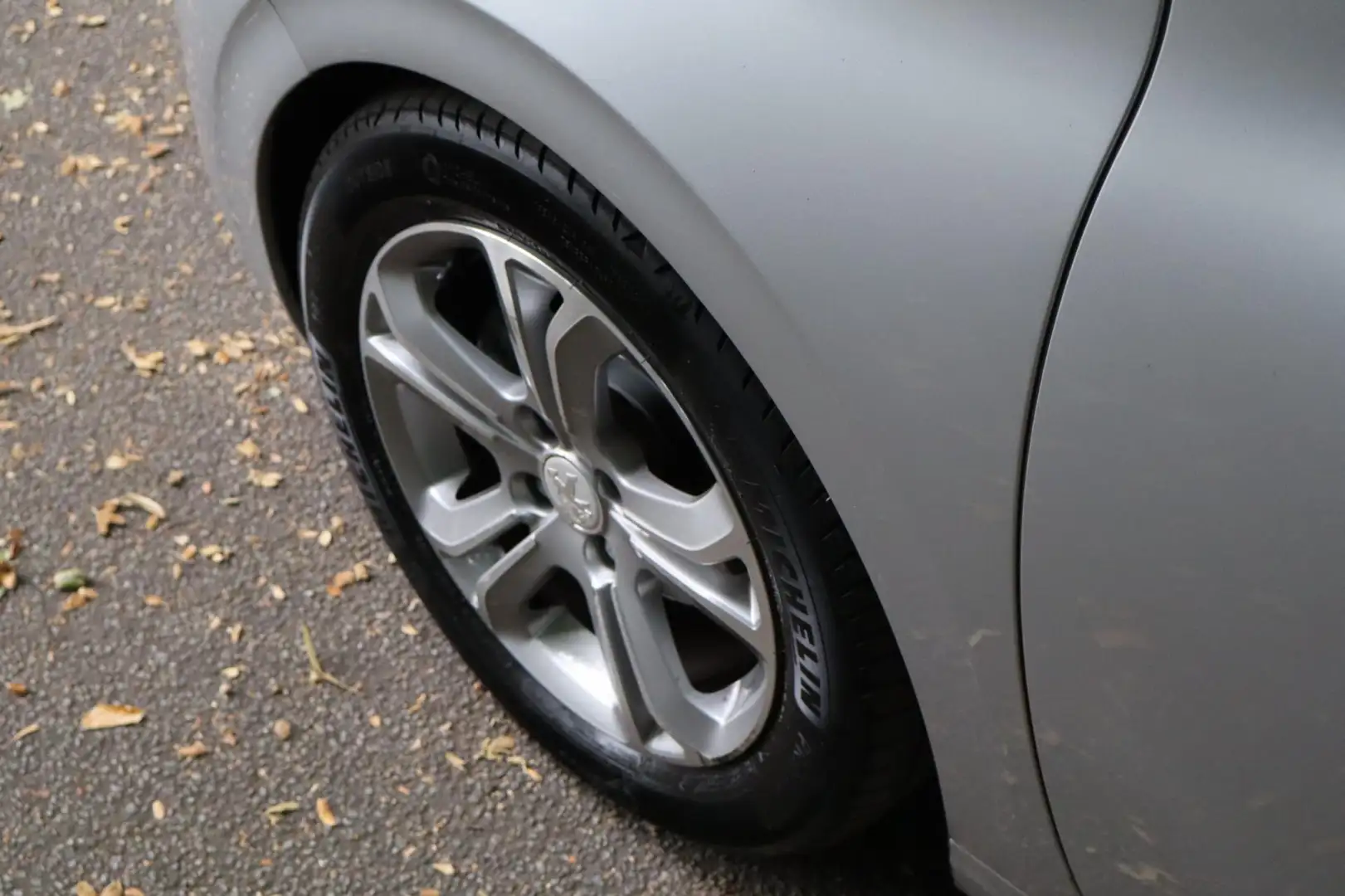 Peugeot 208 1.4 VTi Allure NAP CLIMA CRUISE Grau - 2