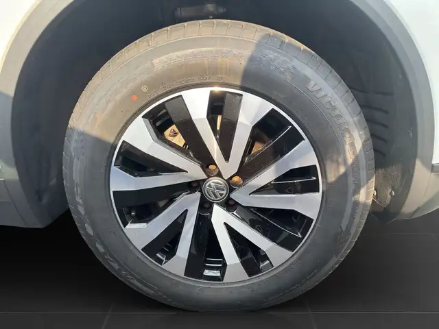 Volkswagen Touareg view 7