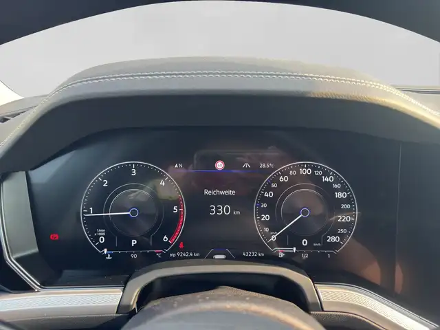 Volkswagen Touareg view 10