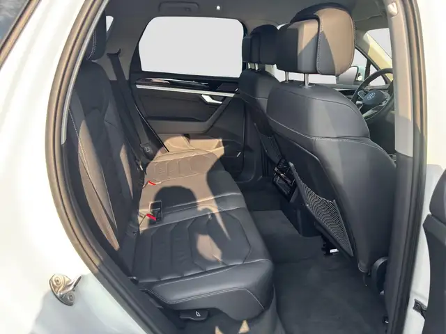 Volkswagen Touareg view 6