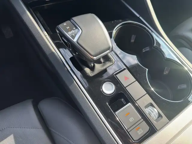 Volkswagen Touareg view 11