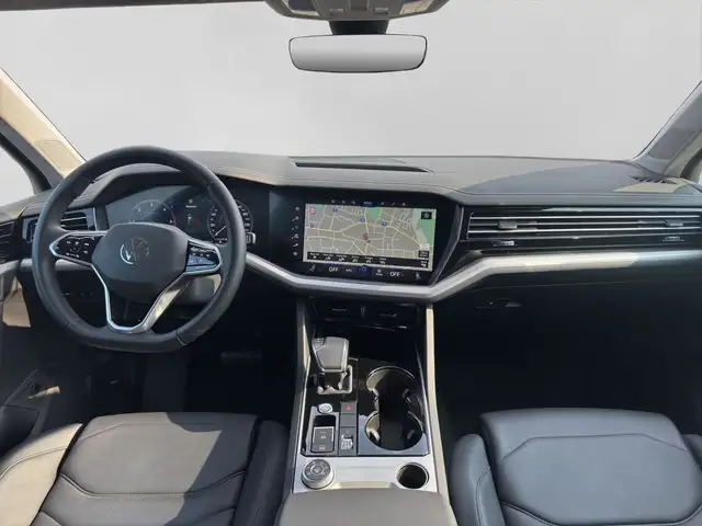 Volkswagen Touareg view 5