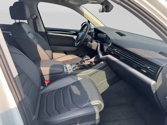 Volkswagen Touareg view 4