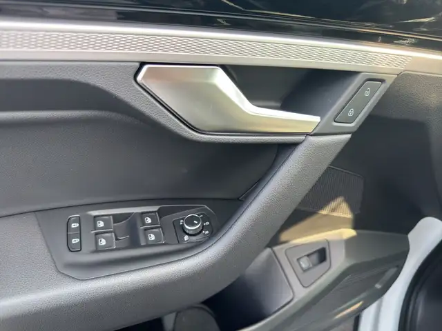 Volkswagen Touareg view 8