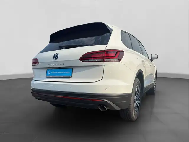 Volkswagen Touareg view 3