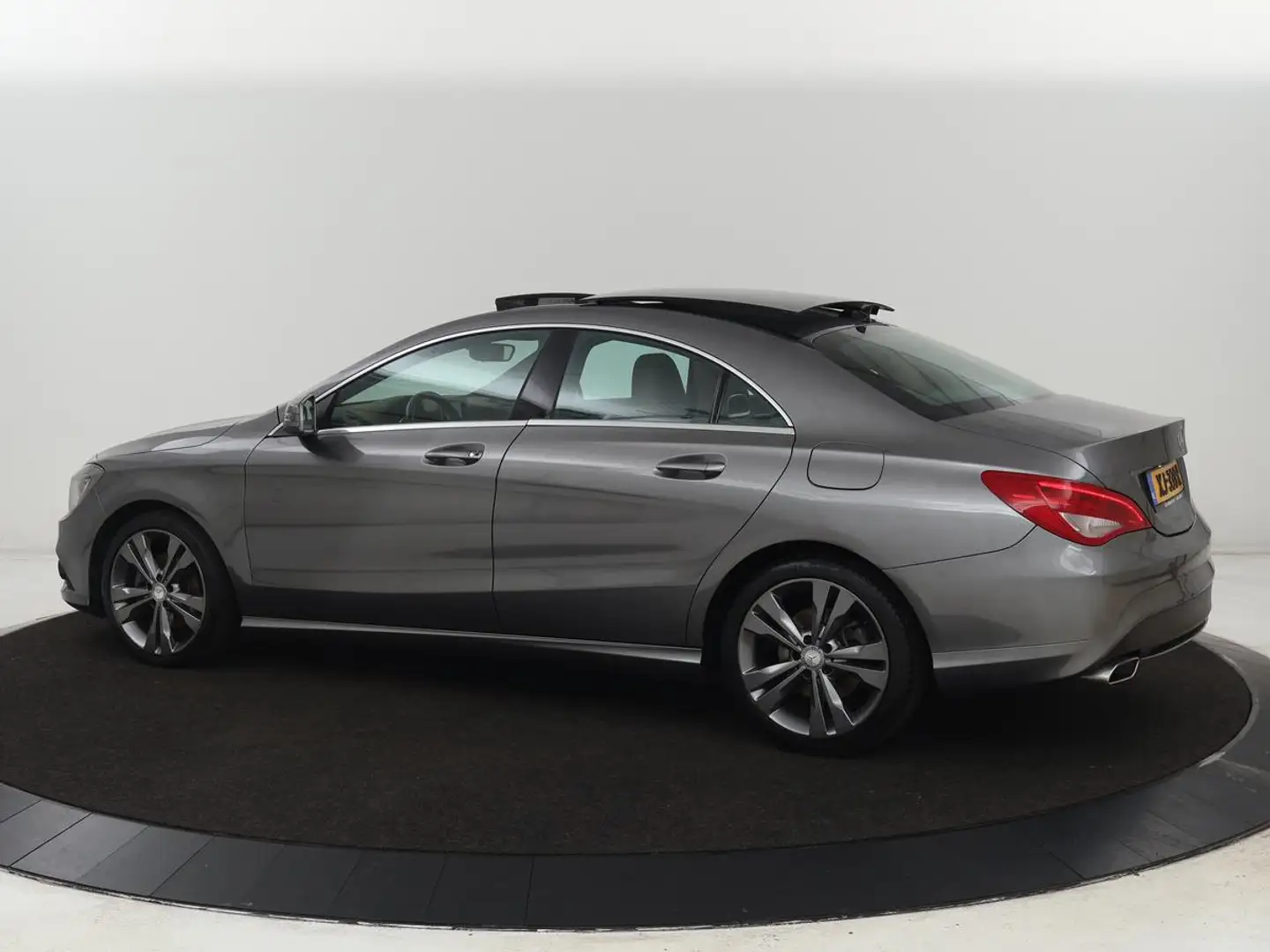 Mercedes-Benz CLA 180 Edition 1 | Panoramadak | Leder Bekleding | Stoelv Gris - 2