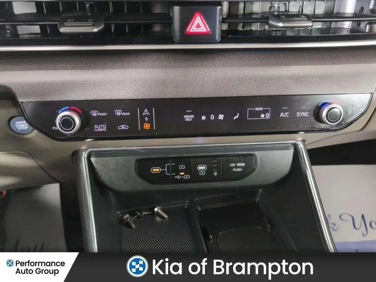 Kia Carnival снимка Kia Carnival