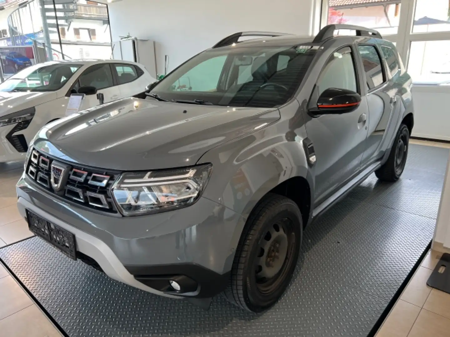 Dacia Duster DusterExtreTCE1504x4 Grau - 2