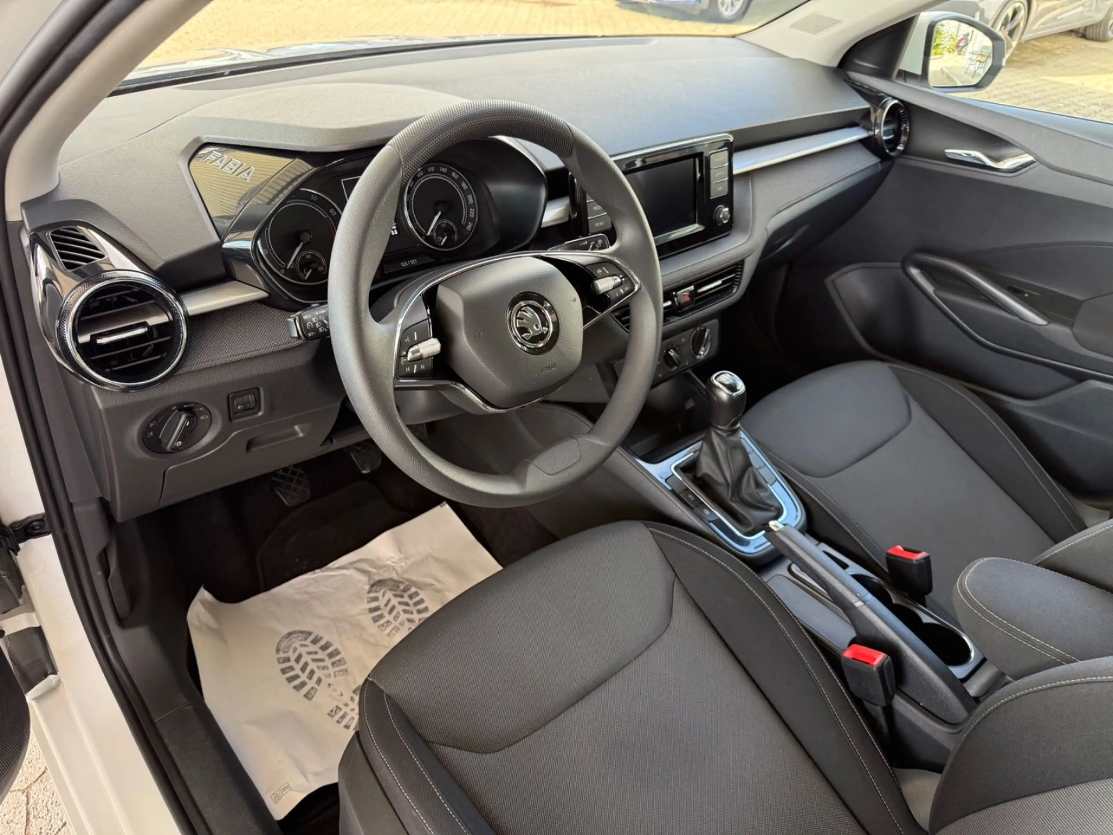 Skoda Fabia Selection LED CARPLAY DAB TEMPOMAT — photo 15
