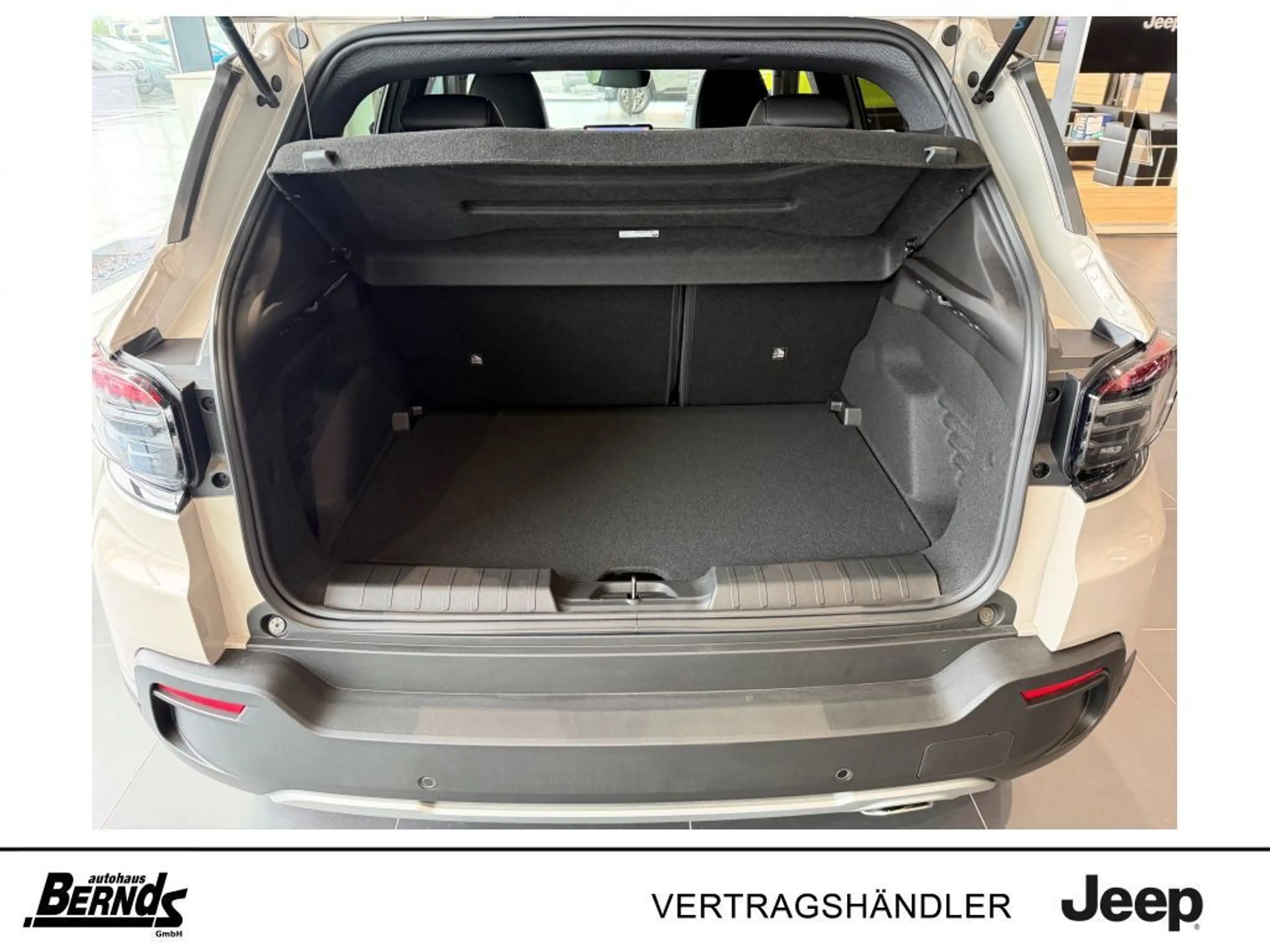 Jeep Avenger 1.2 T3 48V e-Hybrid Automatik Black Edition (FH1) — photo 7