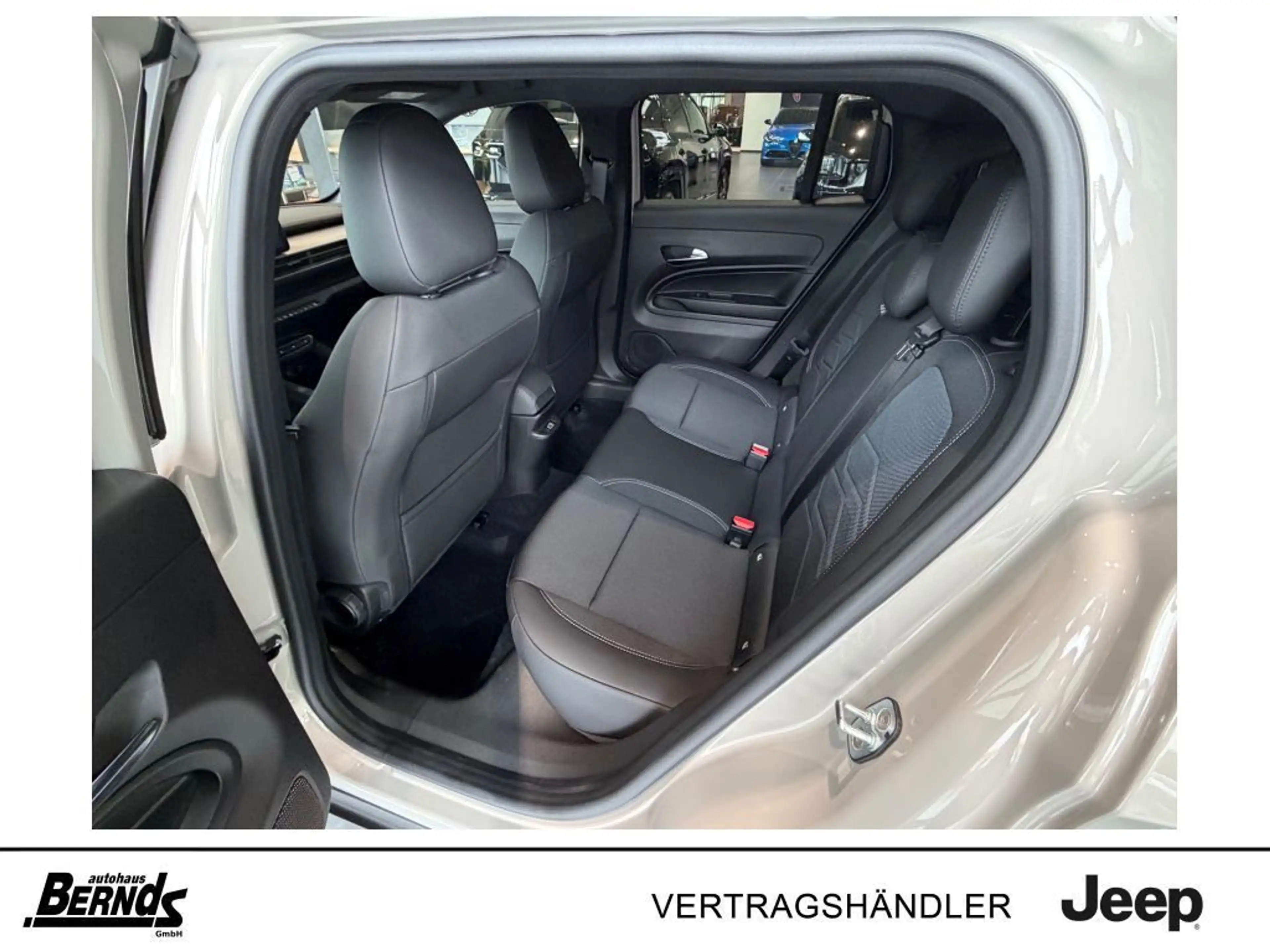 Jeep Avenger 1.2 T3 48V e-Hybrid Automatik Black Edition (FH1) — photo 4