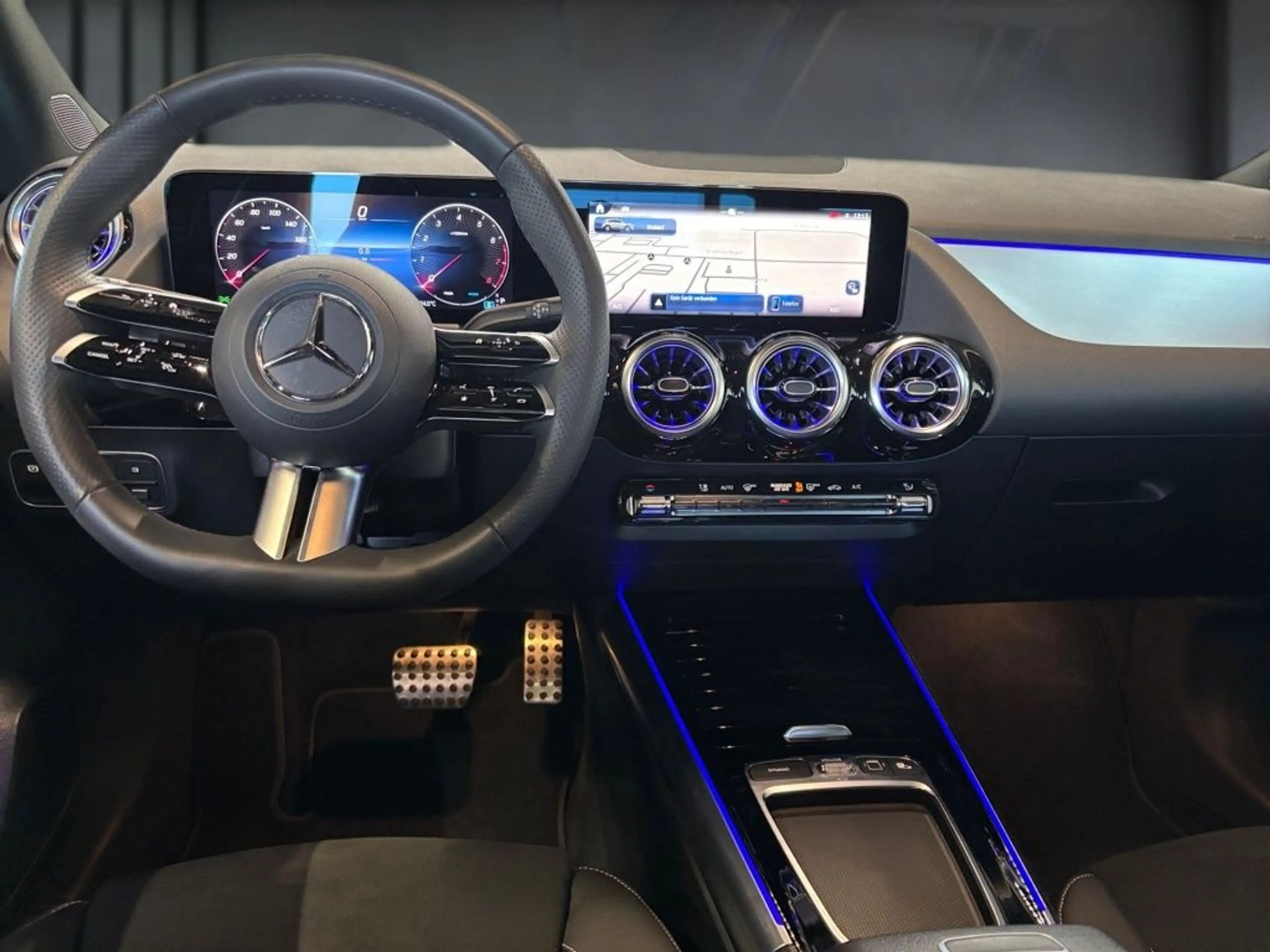 Mercedes-Benz GLA 180 AMG Night+MBEAM+AMBIE+TOTWI.+CARP+AHK — photo 13