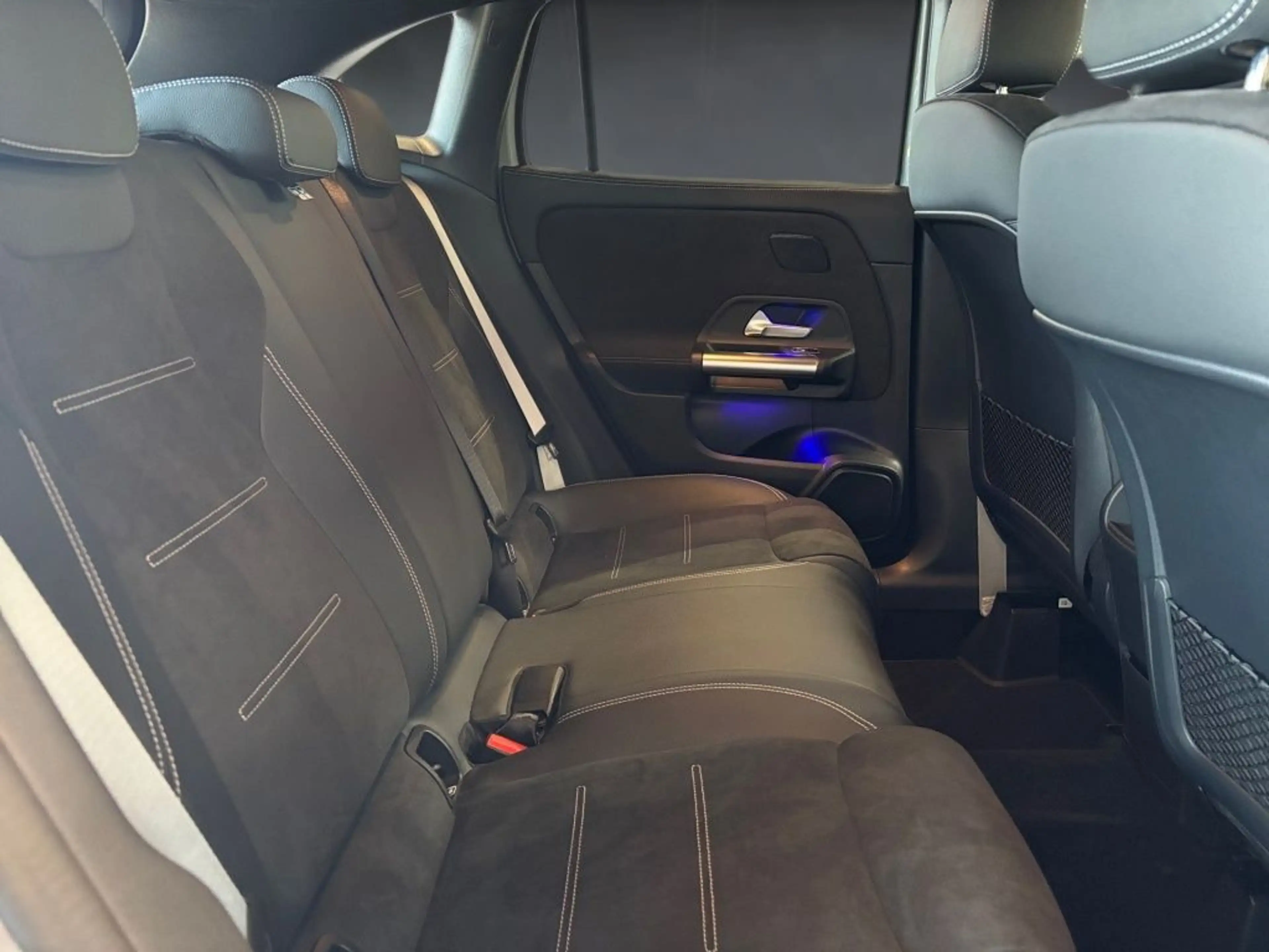 Mercedes-Benz GLA 180 AMG Night+MBEAM+AMBIE+TOTWI.+CARP+AHK — photo 12
