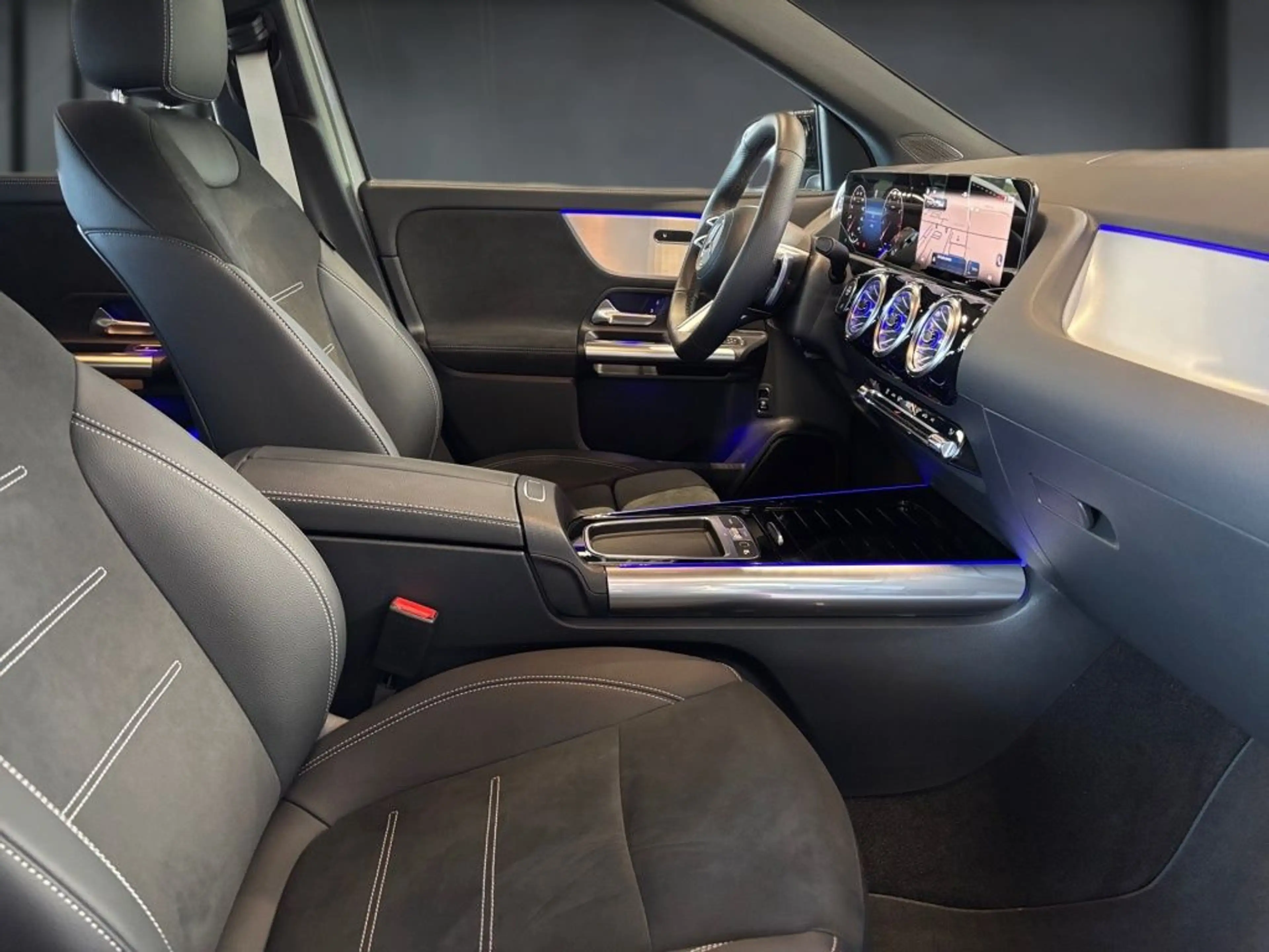 Mercedes-Benz GLA 180 AMG Night+MBEAM+AMBIE+TOTWI.+CARP+AHK — photo 15
