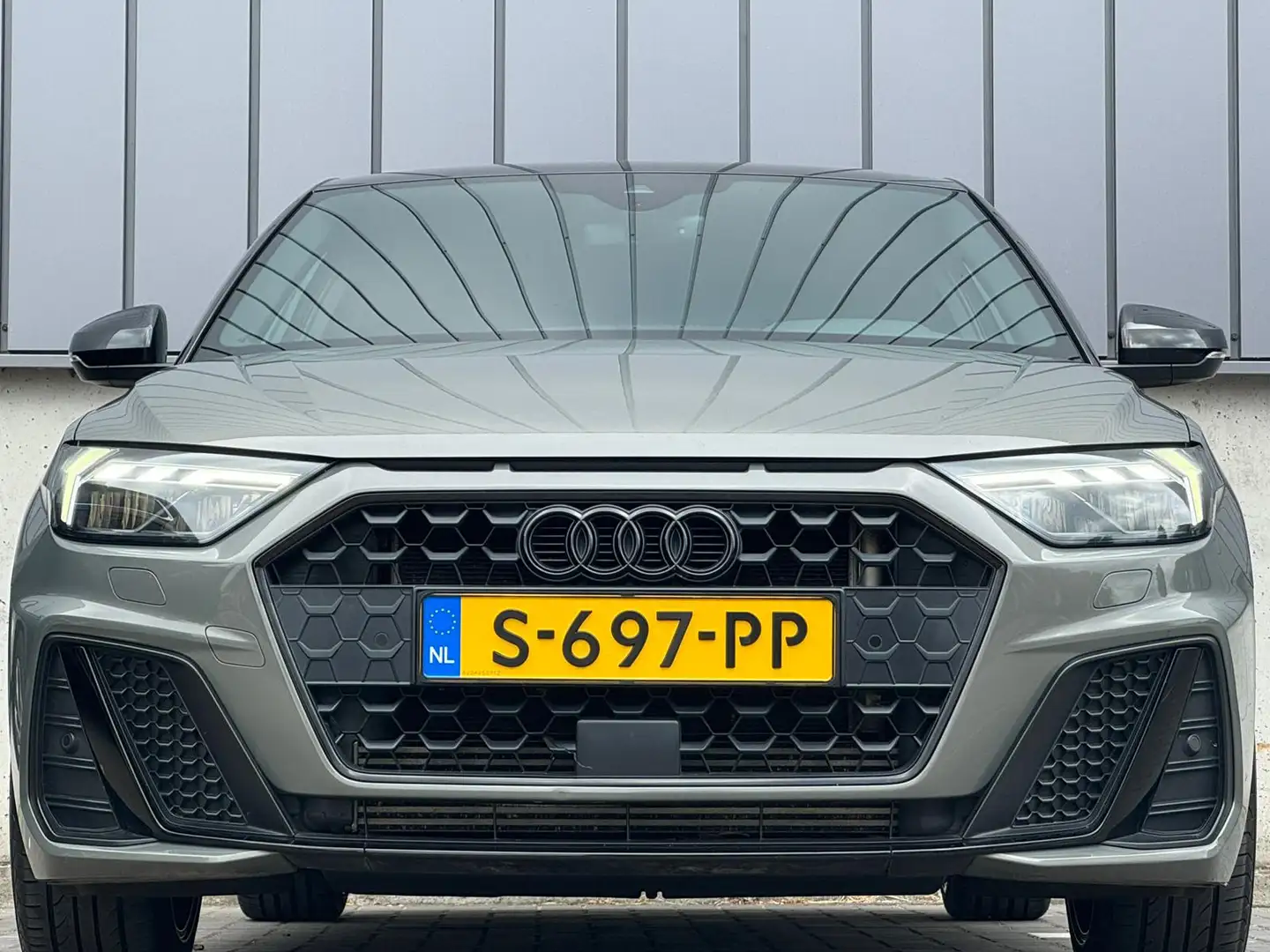 Audi A1 Sportback 40 TFSI 200PK Automaat 3X S-Line *Chrono Grijs - 2