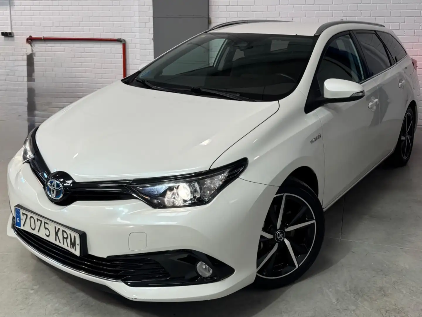 Toyota Auris Touring Sports hybrid 140H Feel! Blanco - 1