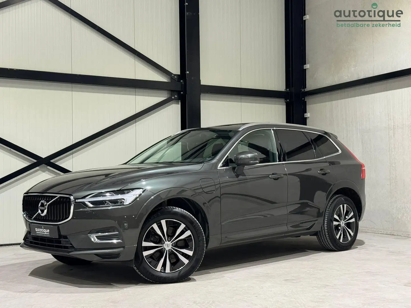 Volvo XC60 2.0 T8 AWD Momentum Pro Aut. | panorama | navi | l Grijs - 1