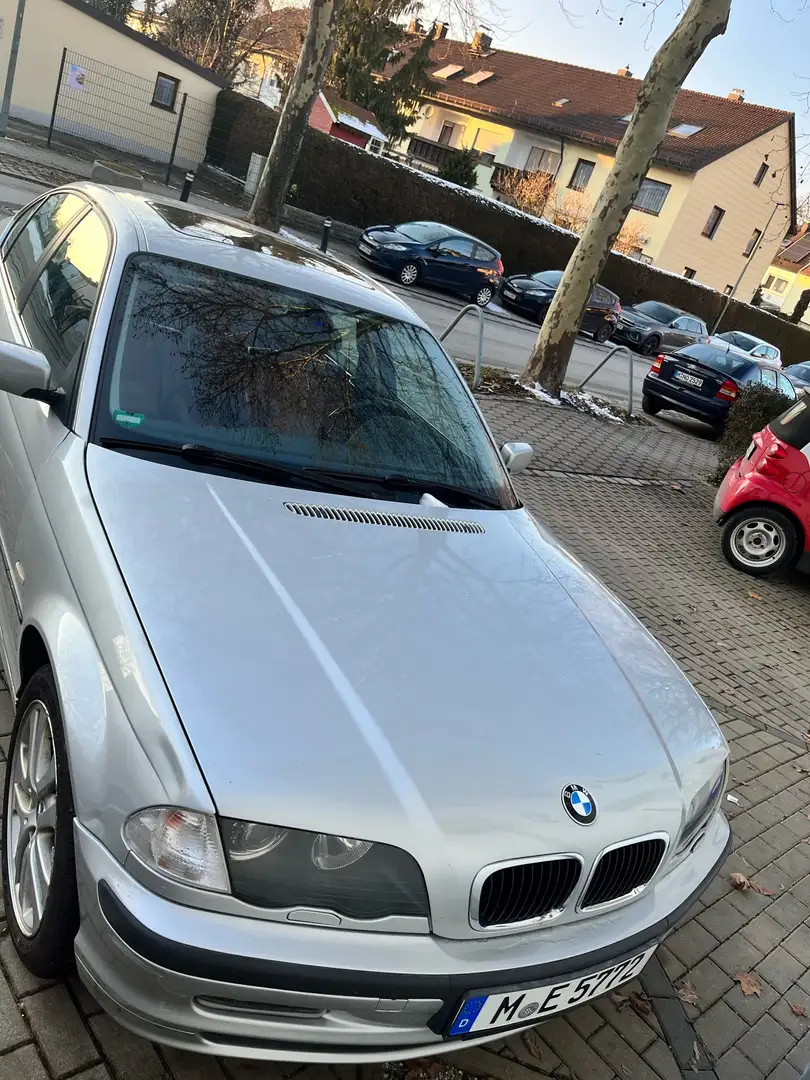 BMW 325 325xi - 1