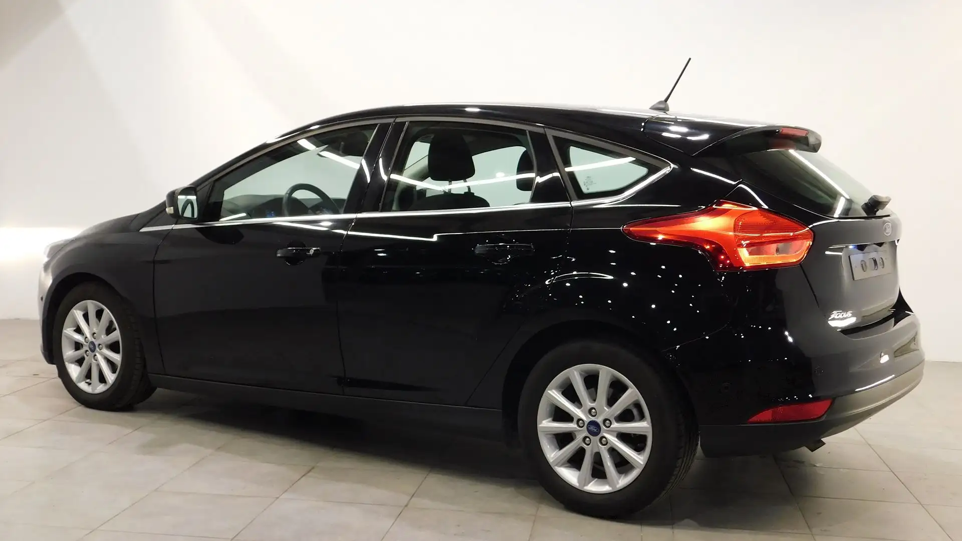 Ford Focus 1.5 TDCI 120CH STOP\u0026START TITANIUM POWERSHIFT Noir - 2