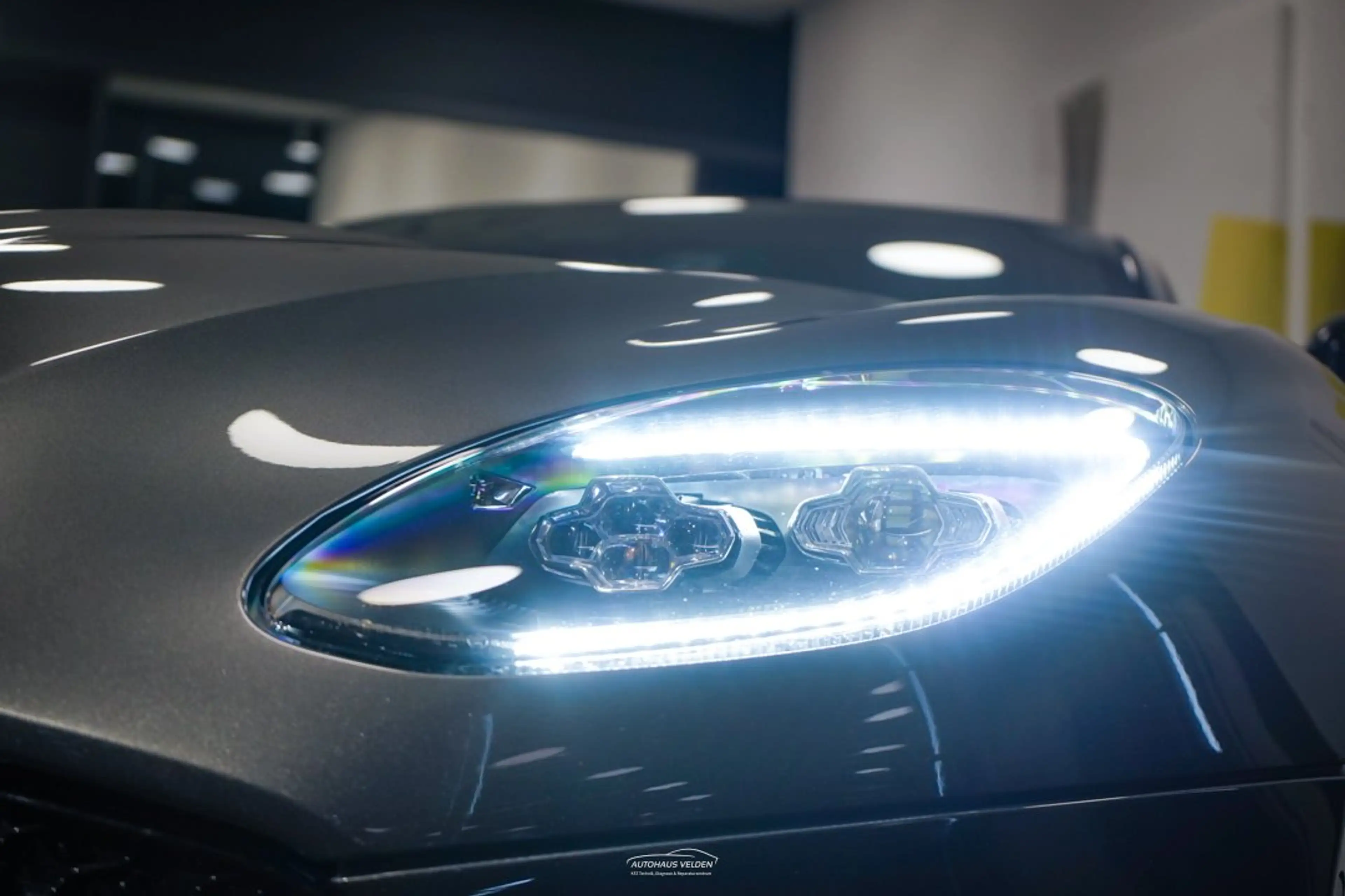 Aston Martin DBS Superleggera Coupe — photo 12