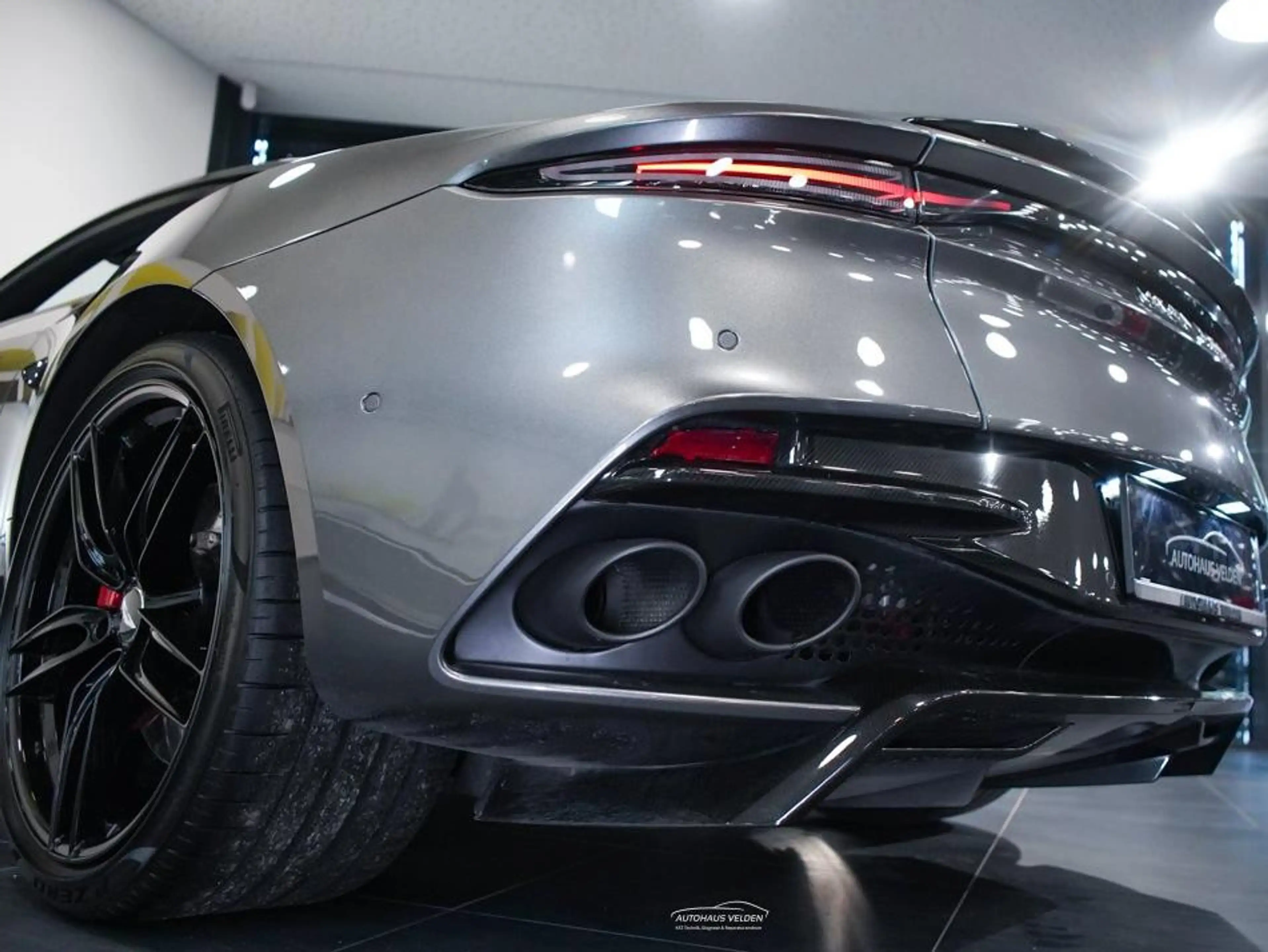 Aston Martin DBS Superleggera Coupe — photo 5