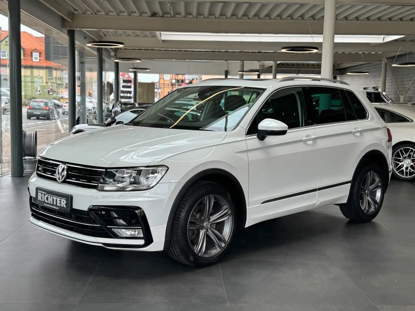 Volkswagen Tiguan 2.0TSI R-Line Sound 4Motion Pano./MirrorL Weiß - 1