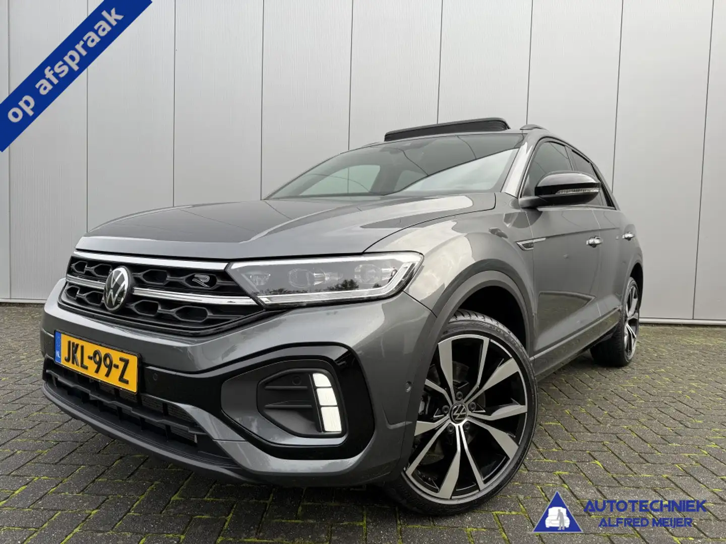 Volkswagen T-Roc 1.5 TSI R-Line blackstyle Carplay Camera Automaat Grijs - 1