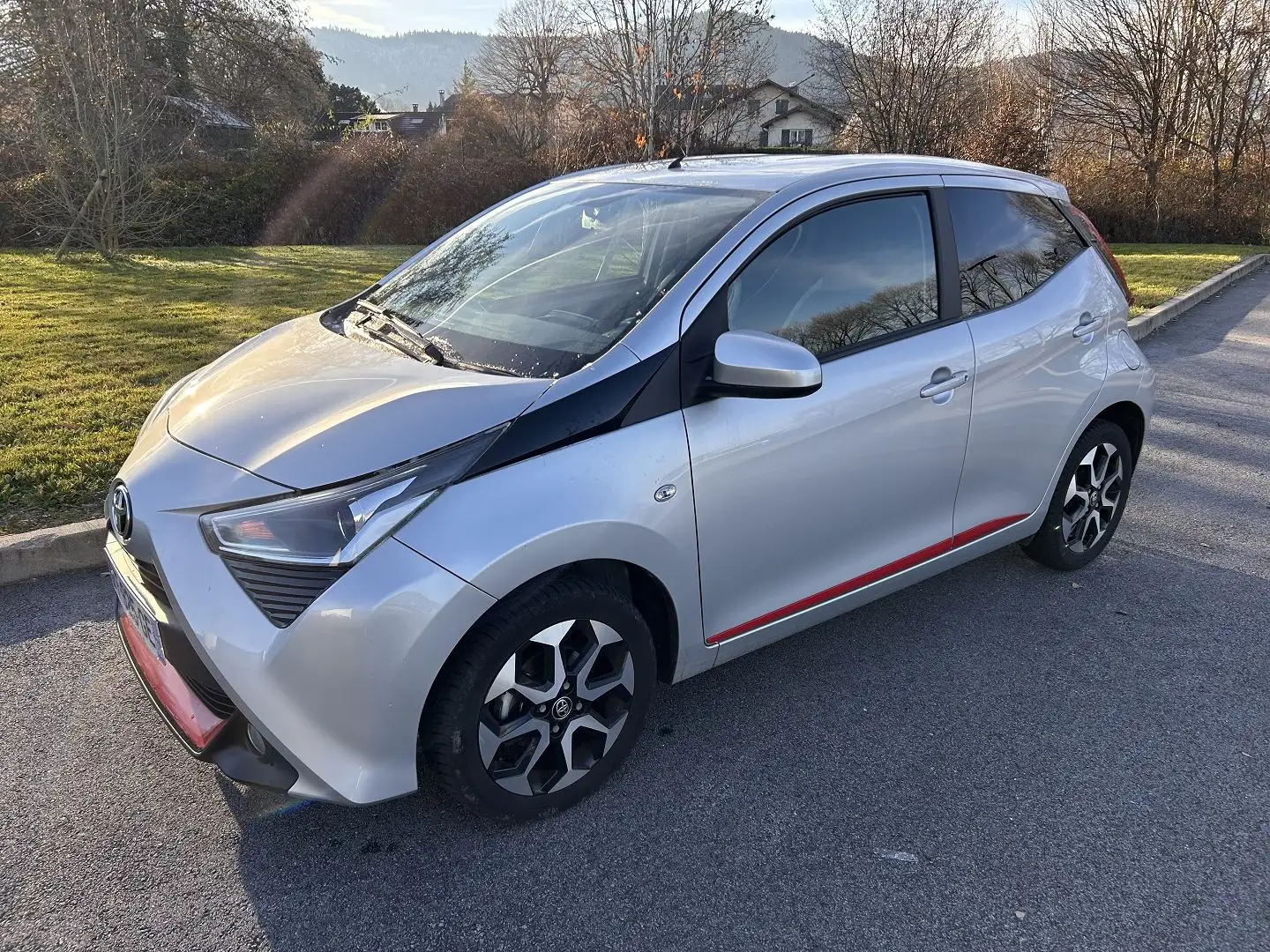 Toyota Aygo 1.0 VVT-I 69CH X-PLAY 5P Gris - 1