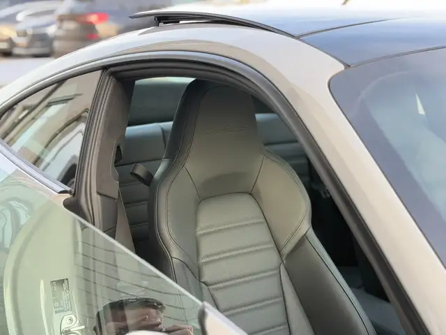 Porsche 911 view 17