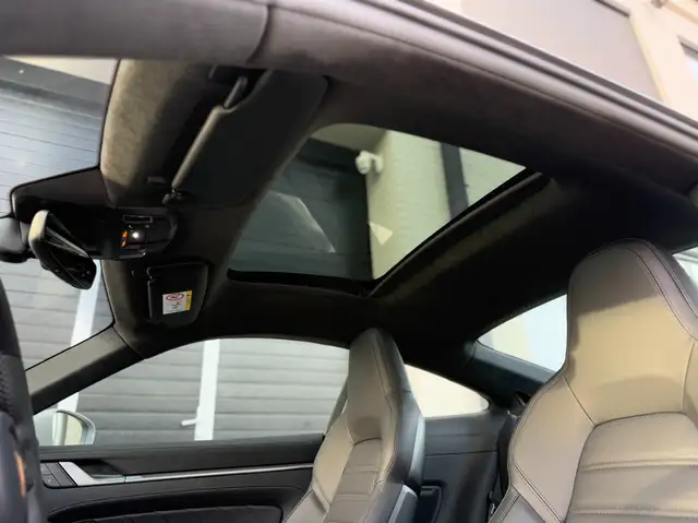 Porsche 911 view 26