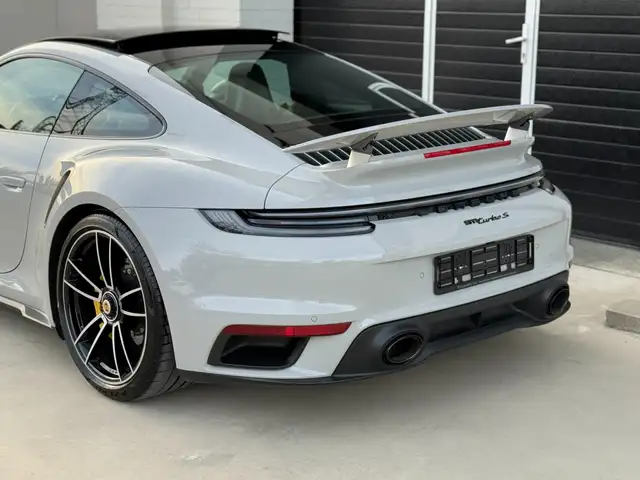 Porsche 911 view 13