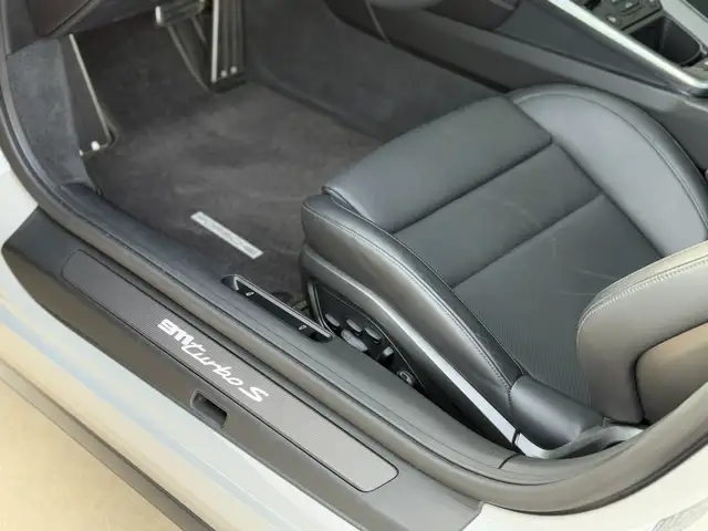 Porsche 911 view 22