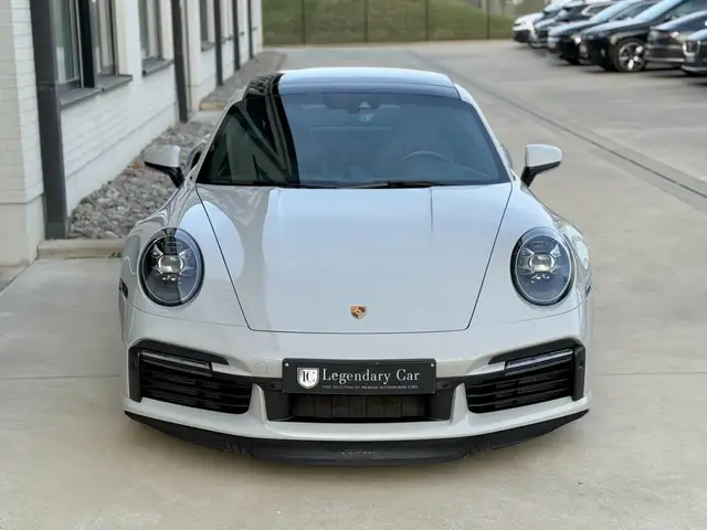 Porsche 911 view 3