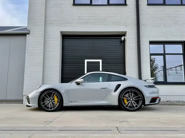 Porsche 911 view 7
