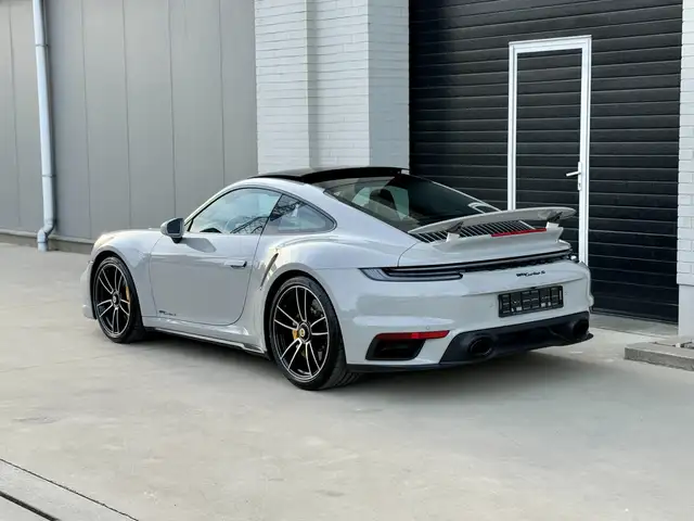 Porsche 911 view 12