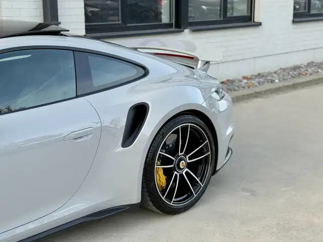 Porsche 911 view 11